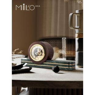 米洛思维复古轻奢创意座钟摆件客厅装饰胡桃木时钟家用钟表桌面时