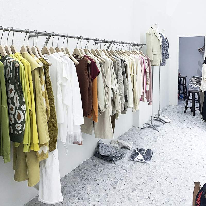 服装店上墙展示架侧挂货架男女装挂衣架银色服饰陈列不锈钢架