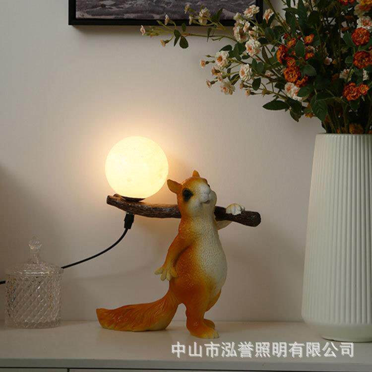 跨境创意装饰树脂松鼠台灯儿童房床头卡通灯网红摆件北欧现代台灯