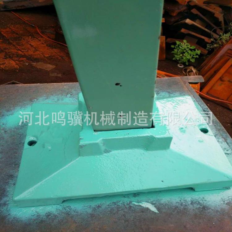 道路隔离护栏底座300*400*150、公路护栏铸铁底座铁墩子口径80mm图片