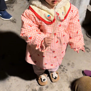 草莓格子罩衣可爱外穿围兜婴儿加厚围裙秋冬长袖防水防脏儿童罩衣