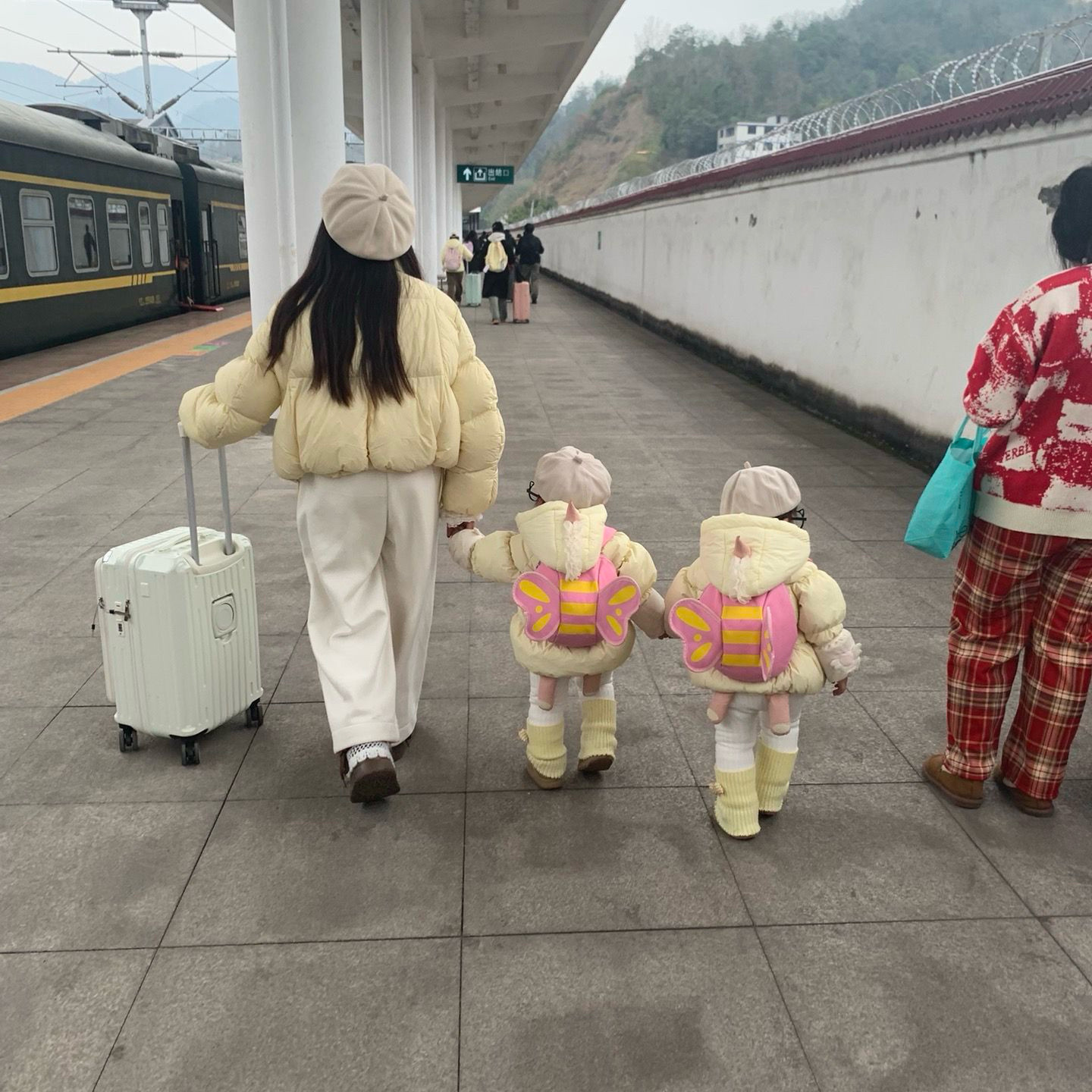 粉色书包可爱小蜜蜂女童包包背包时尚轻便双肩包小背包送女孩