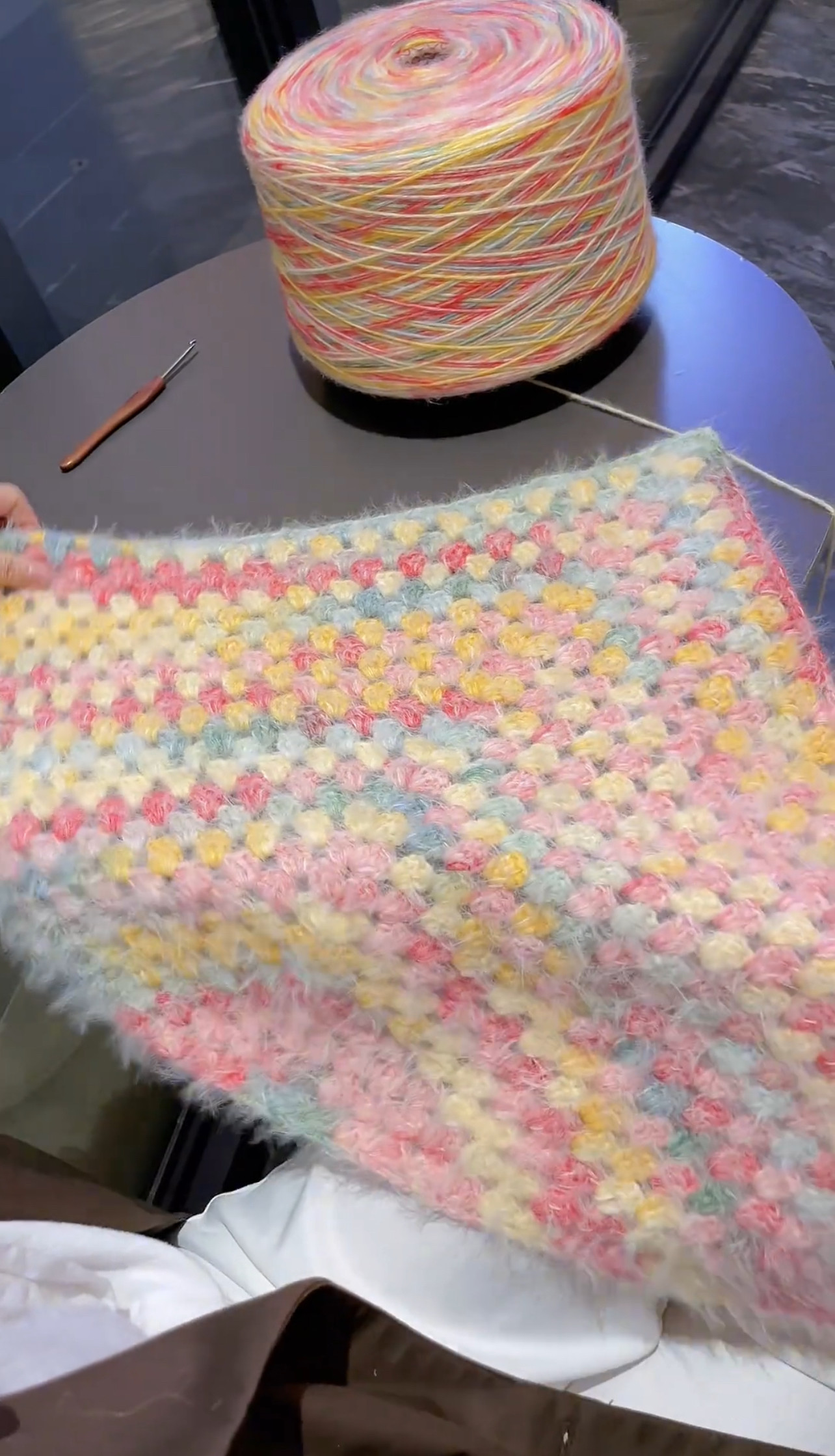 七彩毛线新款2025DIY材料包彩色毛线毯子披肩可钩织材料