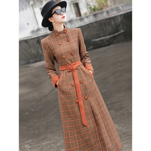 兰瑟儿2025秋冬新款气质复古撞色麂皮绒拼接立领双排扣系带连衣裙