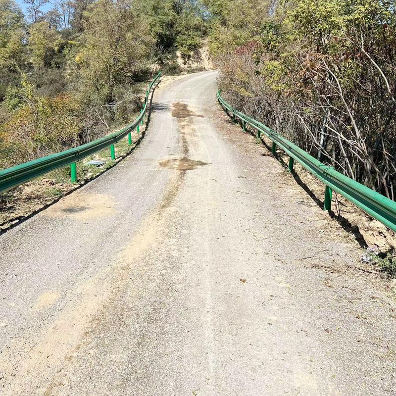 乡村道路波形护栏板盘山公路波型梁钢防护栏杆镀锌喷塑防撞隔离栏