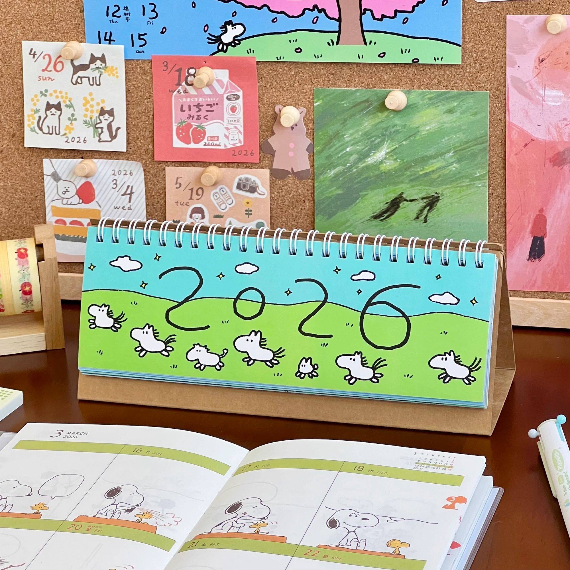 2026年简约奔腾小马365插画双面周历台历本绘画风彩页马马年日