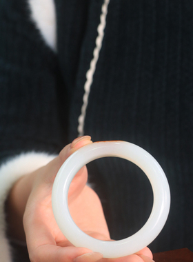 新疆和田玉籽料洒金皮羊脂手镯