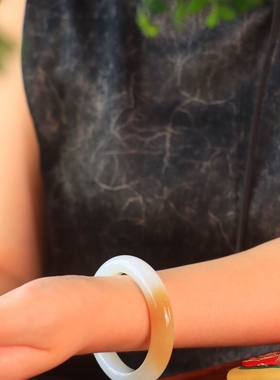 新疆糖白手镯和田玉山流水平安镯