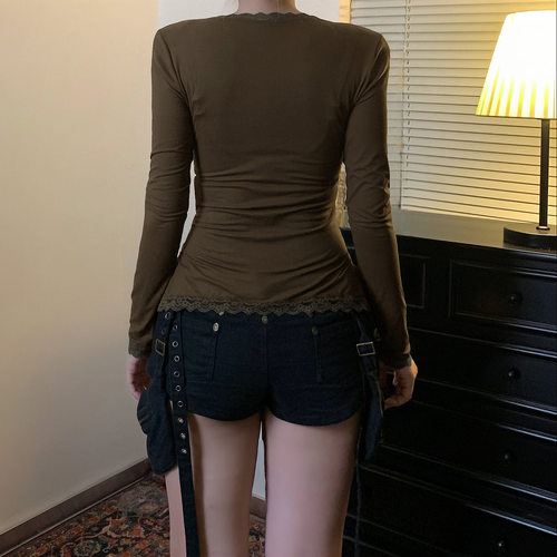 ins欧美风复古棕色蕾丝拼接撞色V领长袖秋冬显瘦收腰内搭A摆上衣