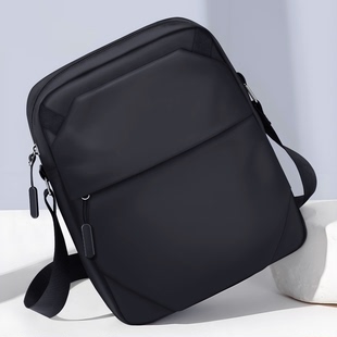 2026新款男士大容量单肩休闲斜挎包男款商务通勤高级感便携包男生