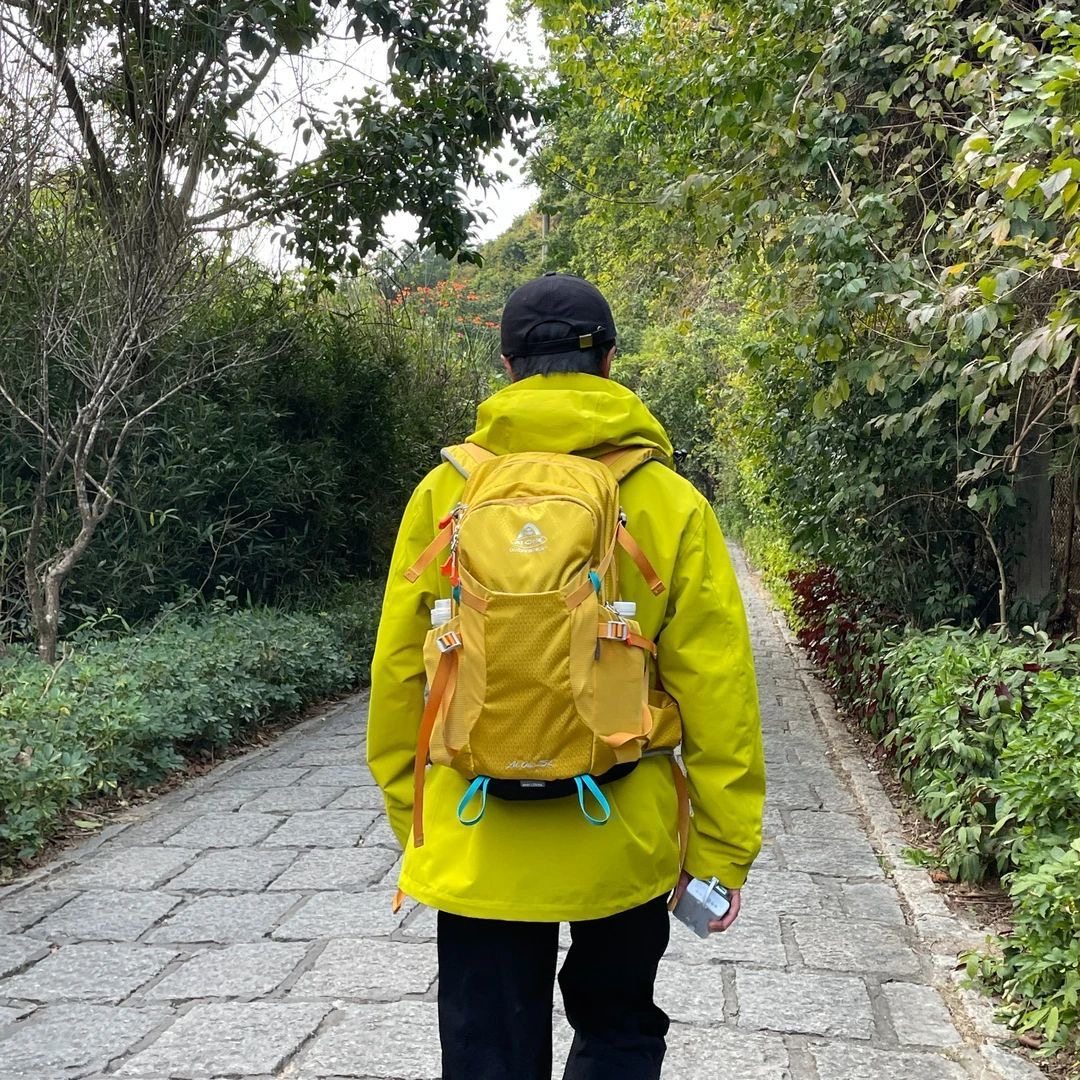 艾王徒步户外女士轻便小登山包25升男士双肩背包耐磨轻量化旅行包