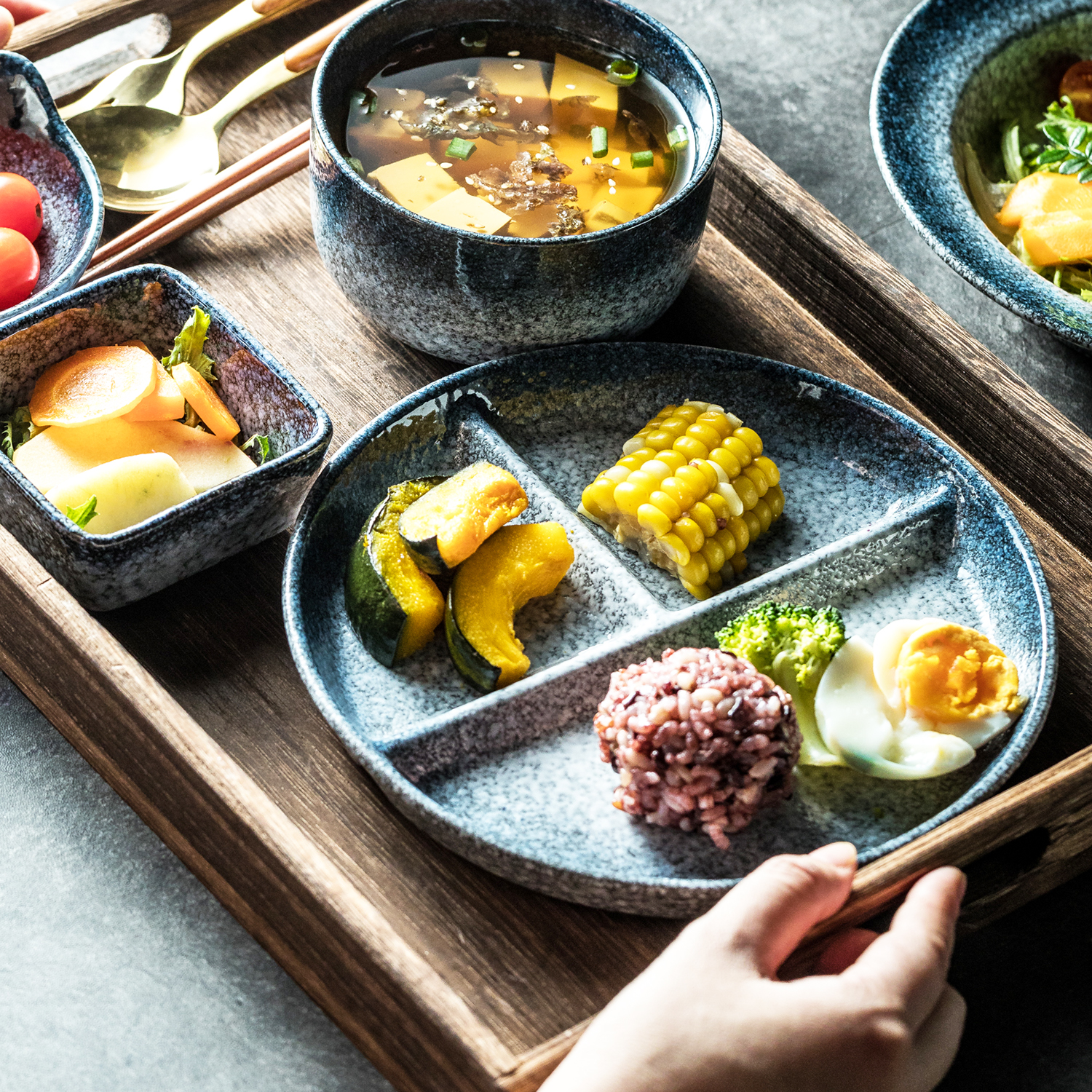 陶瓷分格餐盘高级感家用大人减肥专用分格盘日式个人定量减脂盘子