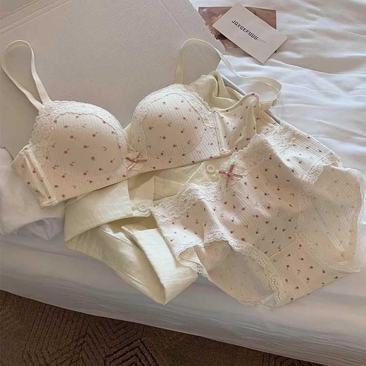 法式碎花蕾丝边内衣女聚拢小胸显圆收副乳防下垂薄款文胸套装