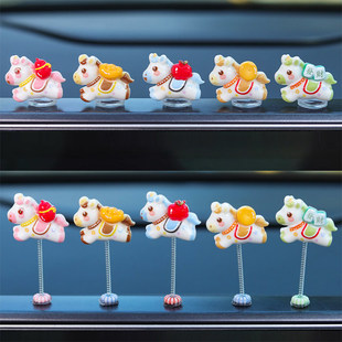 暴富生肖马新年车载摇头小摆件电动车内饰中控台工位电脑治愈装饰