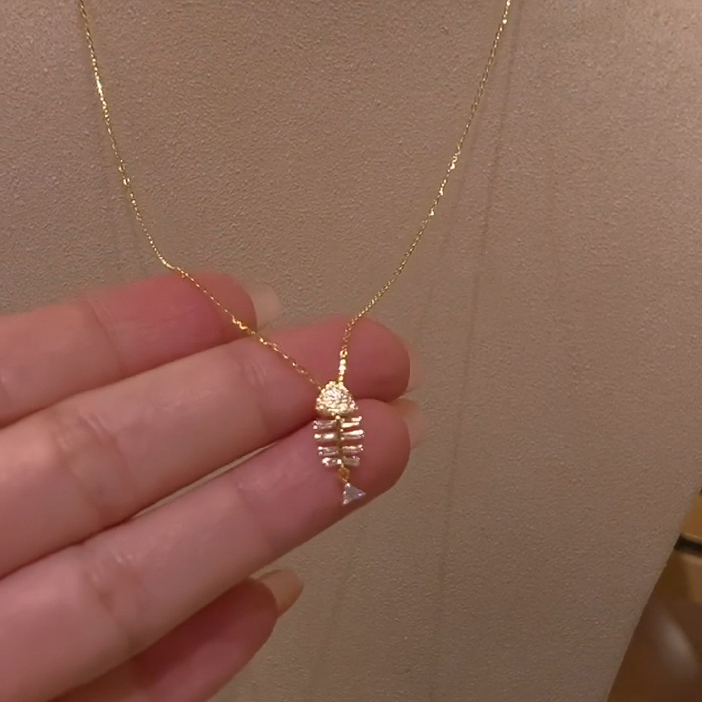 爆闪金色鱼骨吊坠项链