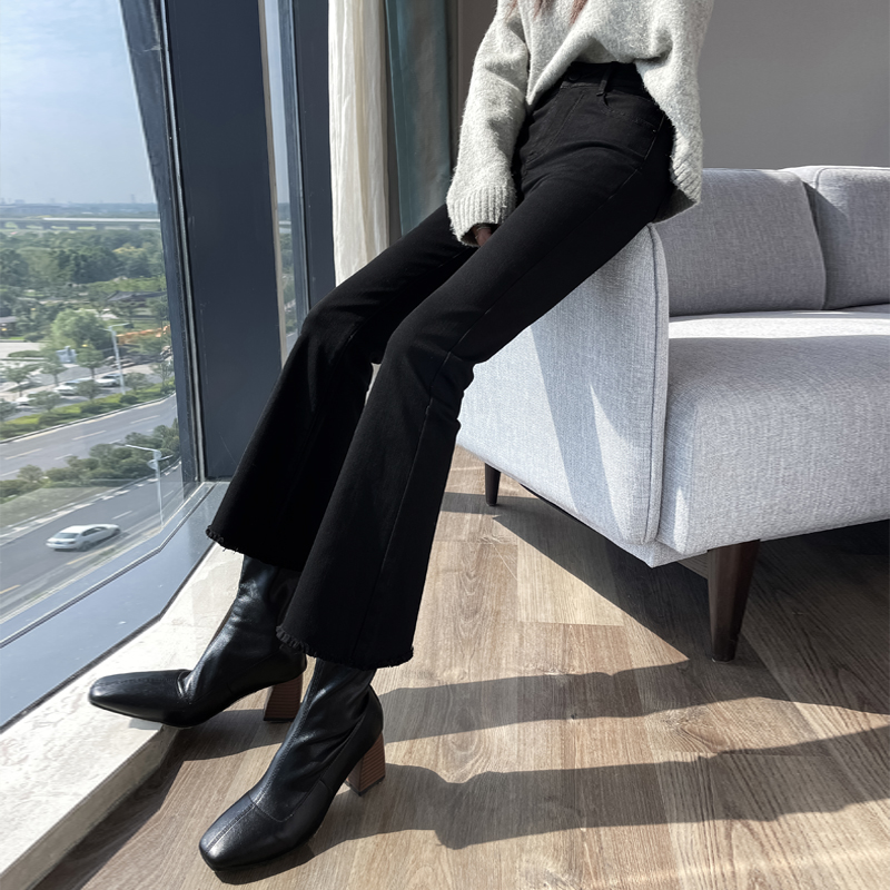 秋冬季加绒黑色毛边微喇牛仔裤女士小个子高腰显瘦七八九分喇叭裤