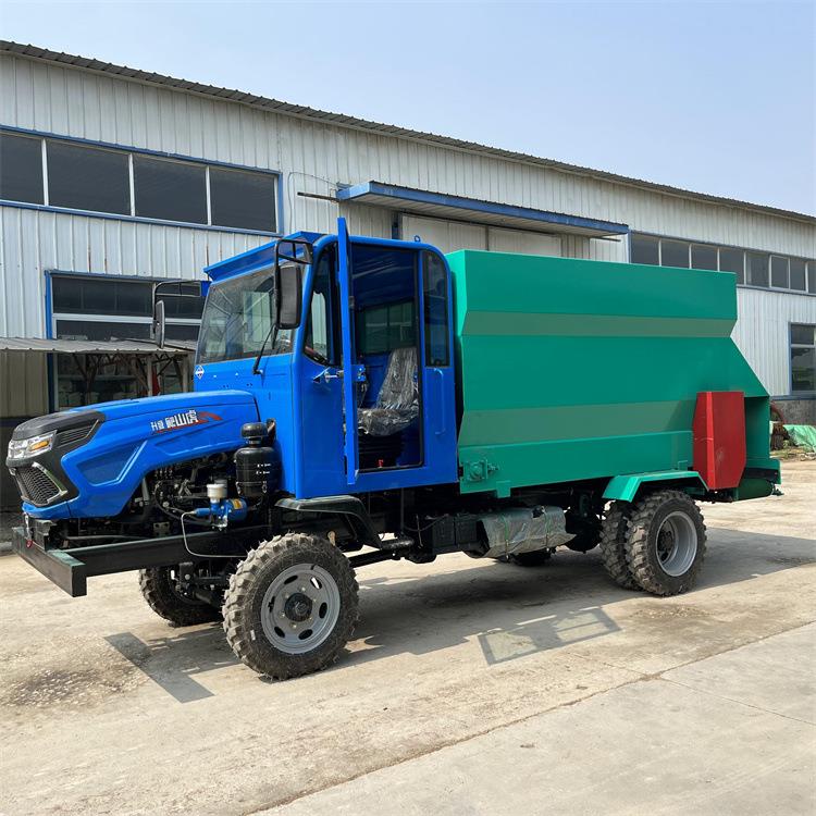 山地四驱撒料车大马力柴油投料机牛场自动上料机封闭驾驶喂料车