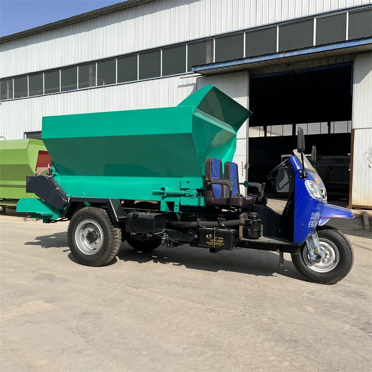 畜禽粪污撒粪机器机动五轮撒肥车柴油底盘干湿粪肥抛撒车