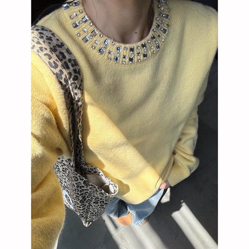 韩系领口镶钻软糯针织衫女2024秋冬新款设计感宽松休闲套头毛衣