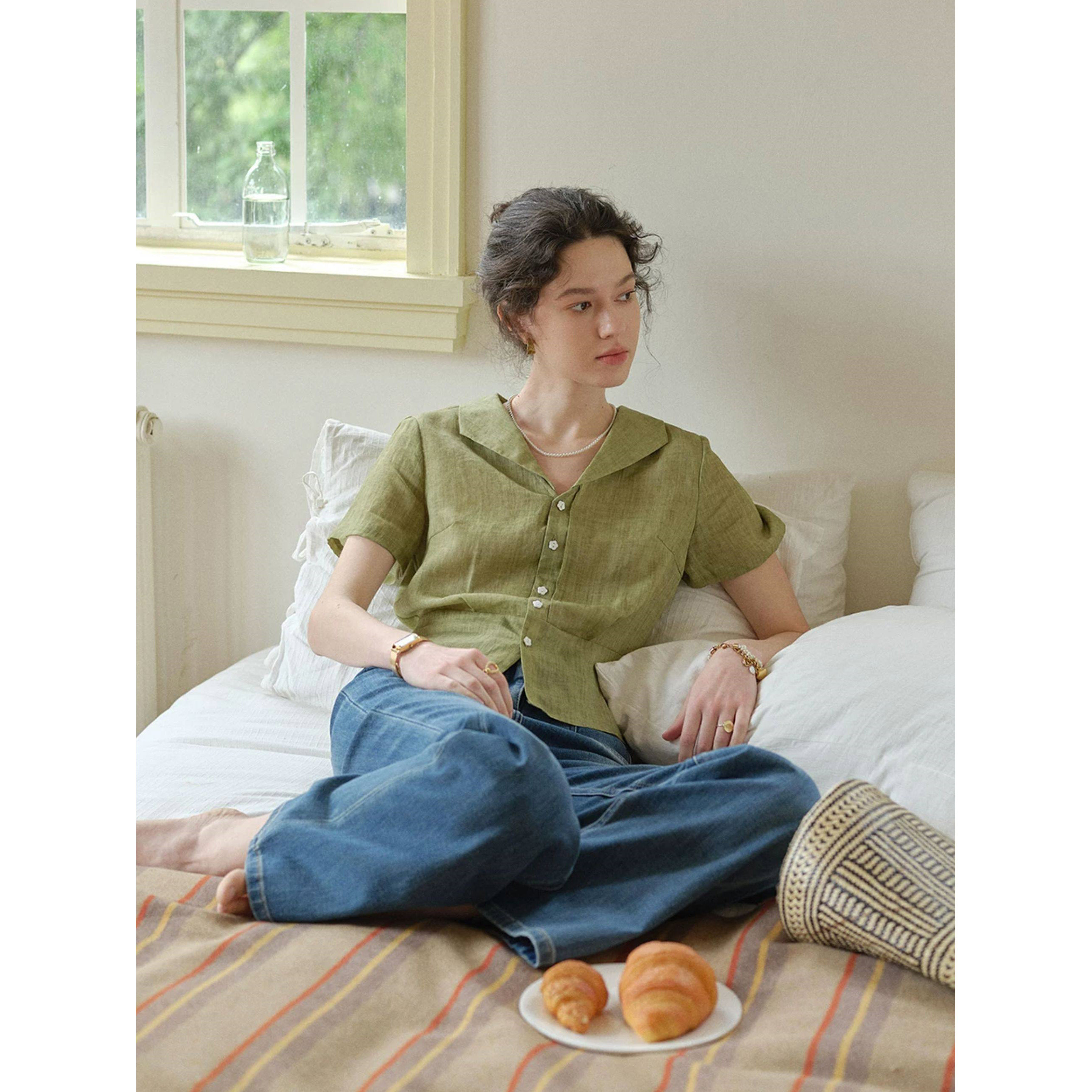 法式复古文艺感翻领绿色短袖衬衫女夏季轻薄苎麻通勤小衫气质上衣