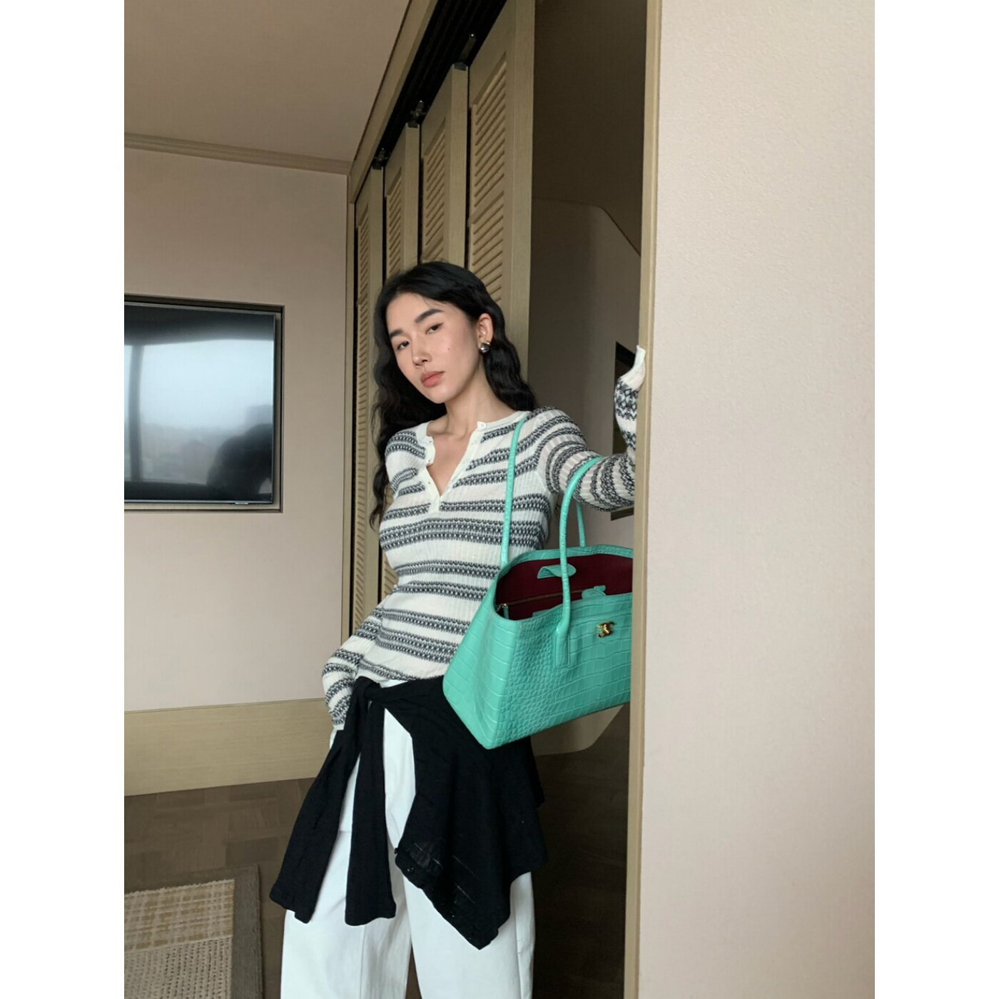 法式独特显瘦V领条纹针织衫女秋季高级感修身长袖毛衣内搭打底衫