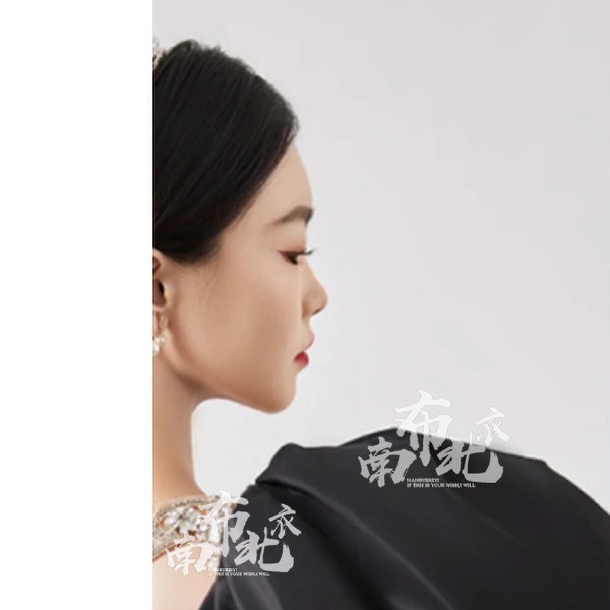 平纹婚纱缎礼服面料硬挺挺括廓形大裙摆蓬蓬裙布料泡泡袖立体加厚