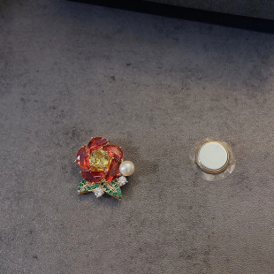 甜美山茶花水晶花朵胸针磁吸扣配饰领针防走光吸铁石胸花礼物 法式