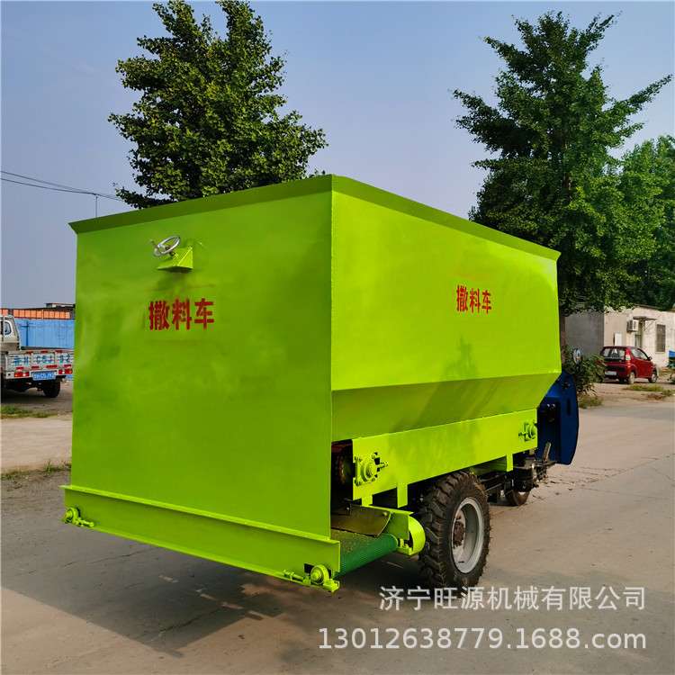 电动三方撒料车 自走式柴油动力撒料车 羊场自动喂料车