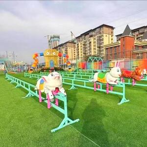 网红多人比赛小猪快跑景区农庄户外无动力游乐设备趣味骑猪比赛