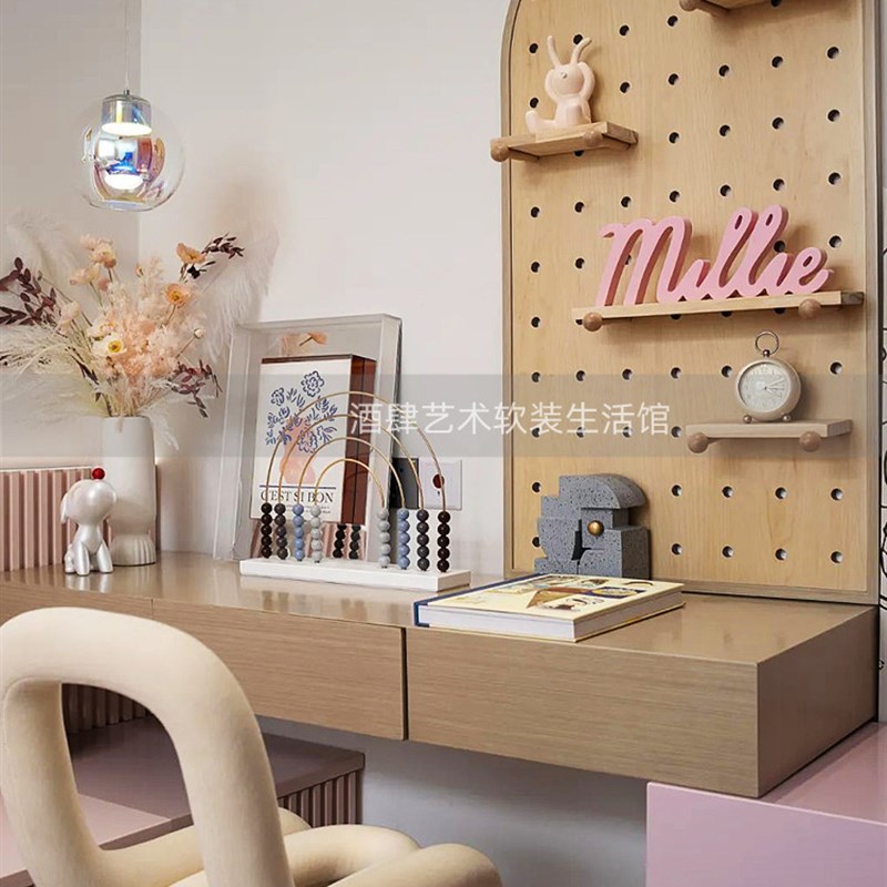 现代简约样板间儿童房女孩房书桌软装小摆件花器空间搭配装饰组合