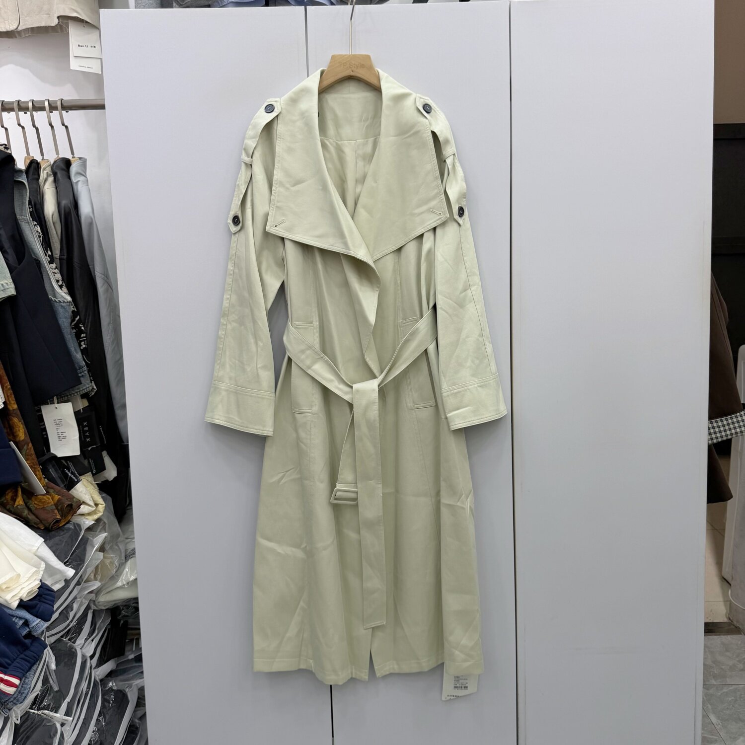艾熹尔26-71030欧货大翻领系带收腰风衣女长款宽松显瘦休闲外套秋