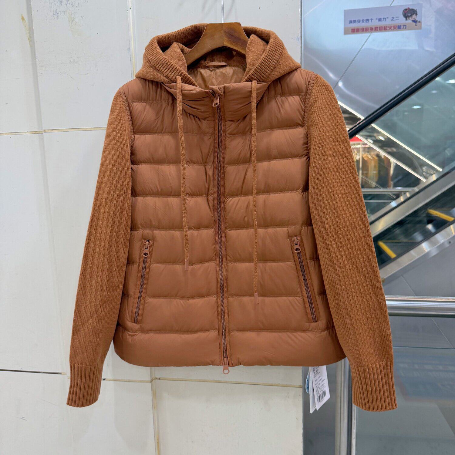 COCO C61026 欧洲站26冬毛线针织拼接袖连帽减龄舒适鹅绒羽绒服
