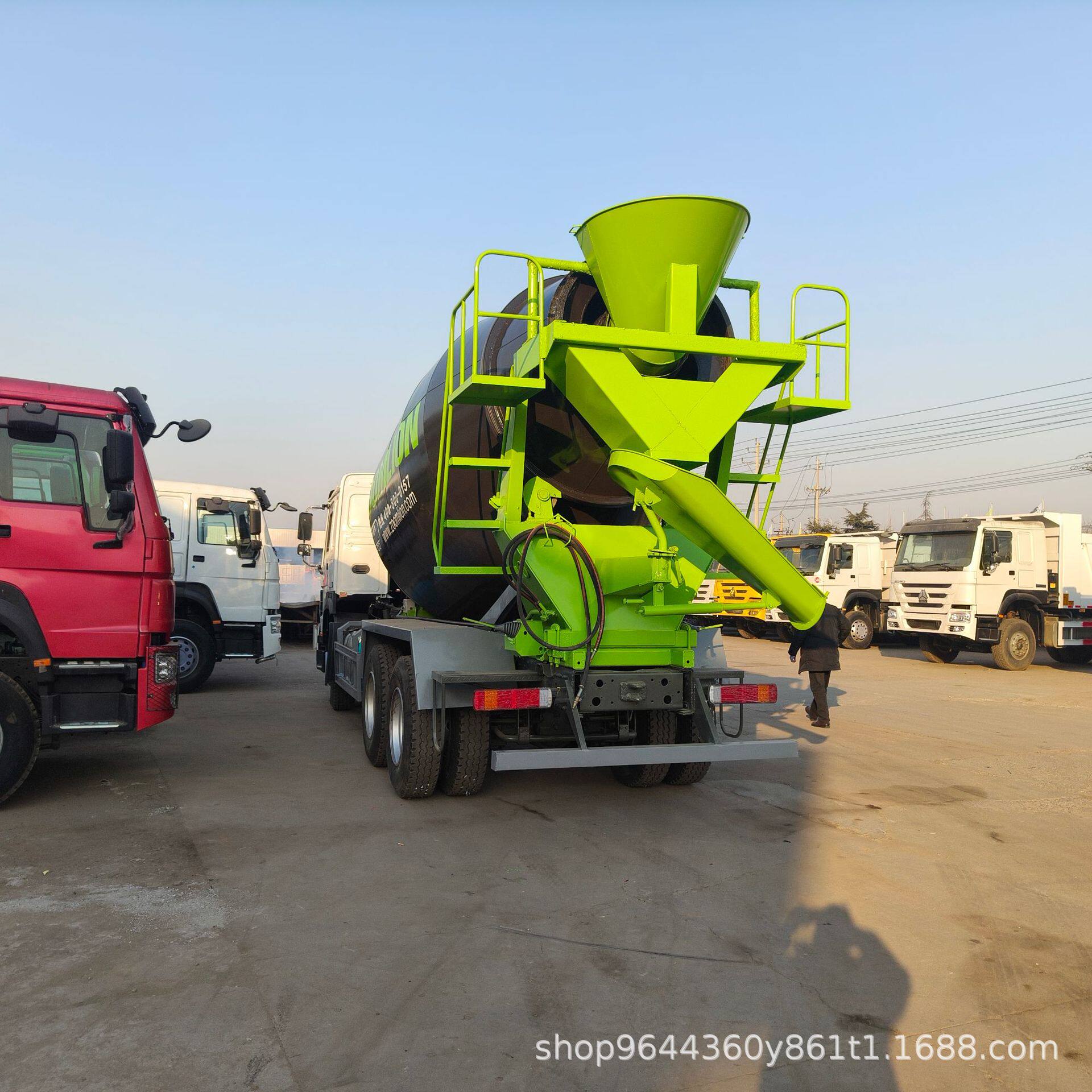 跨境供应重汽豪沃搅拌罐大型建筑工地用水泥储存罐智能大容量压浆