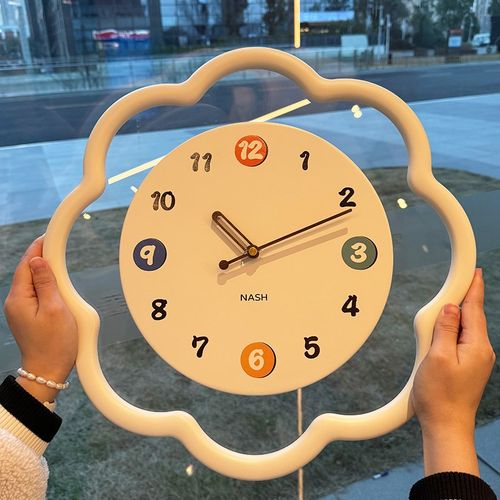 奶油风钟表挂钟挂墙2024新款创意餐桌云朵艺术家用免打孔客厅时钟