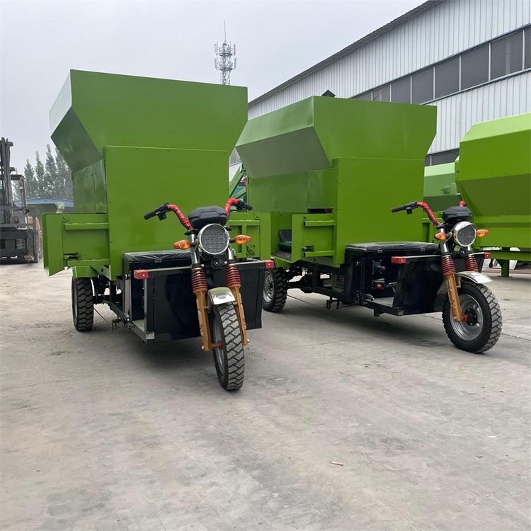 3方电动撒料车双出草口撒料机牛场三轮上草机搅龙式撒草车