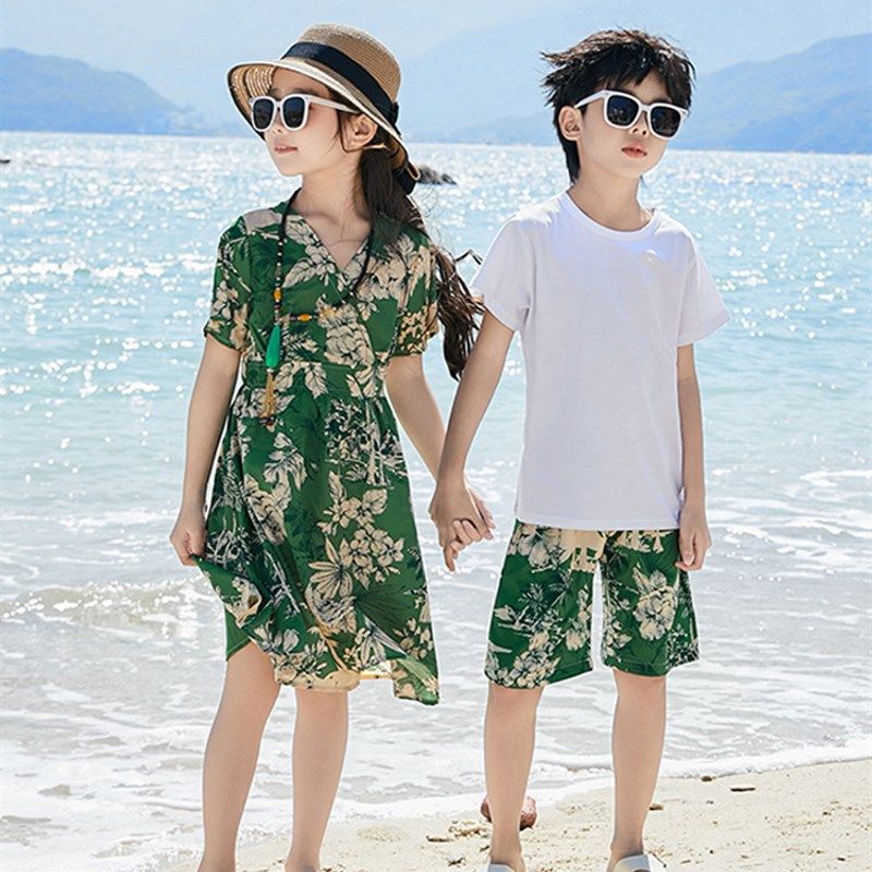 海边度假亲子装夏季短袖一家三口2024新款沙滩母女连衣裙花衬衫潮