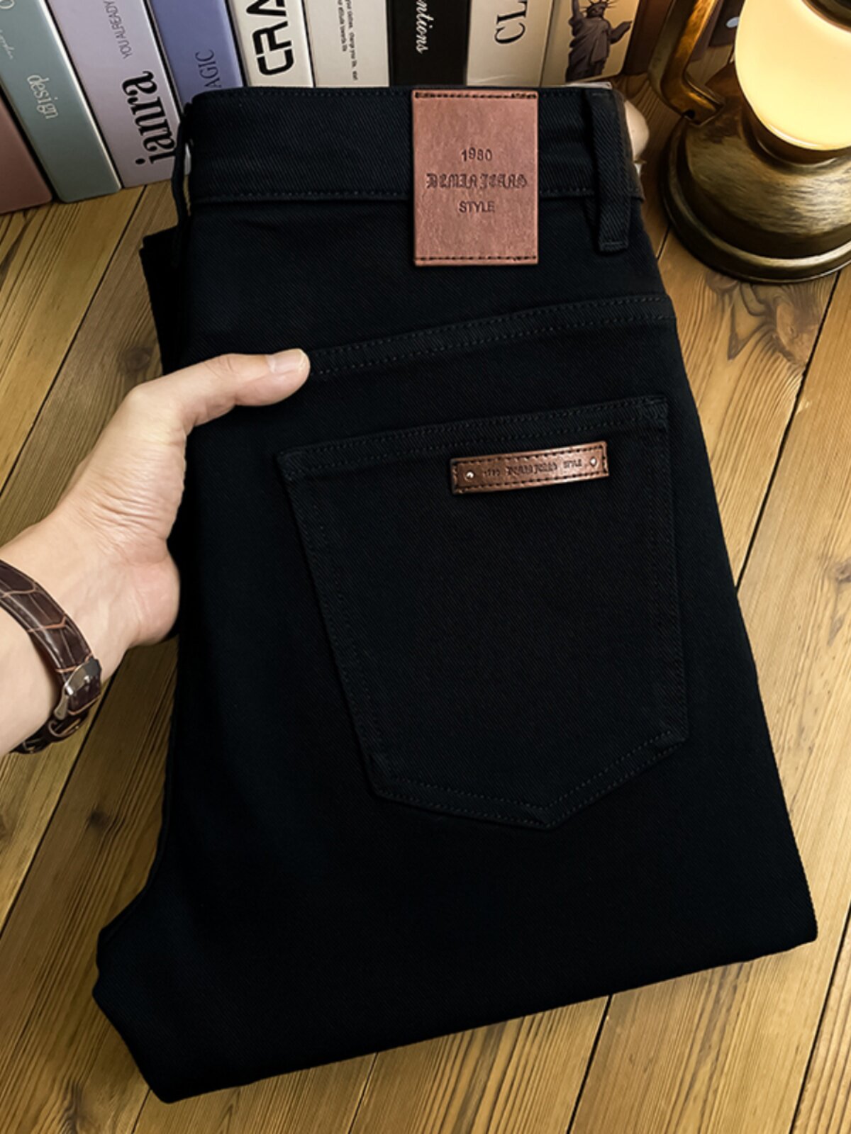 Kişi üçün qara slim-fit cins şalvar, yay üçün nazik
