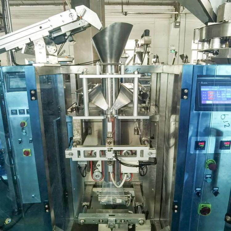 全自动称重包装机碧根果夏威夷果核桃装袋机立式颗粒包装机设备