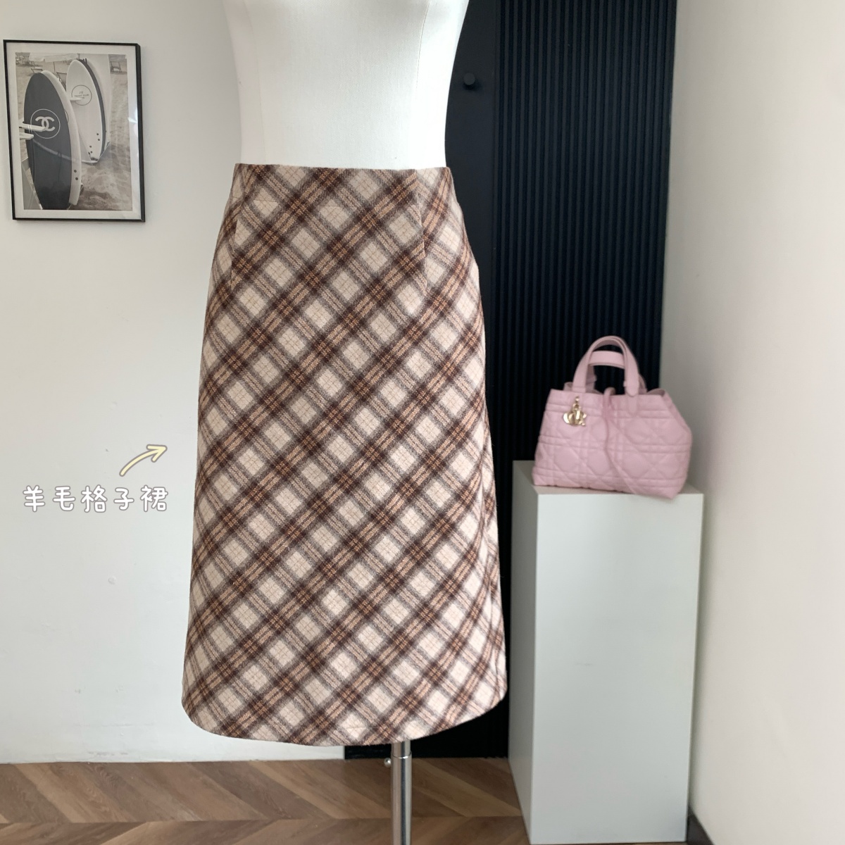 罗女士__miu的秀场季  斜裁羊毛格纹一步裙，中古搭配感get起来