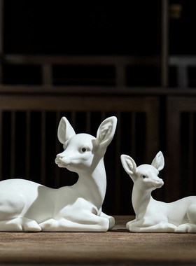 陶瓷可爱小鹿动物摆件简约现代客厅书房玄关创意工艺品桌面装饰品