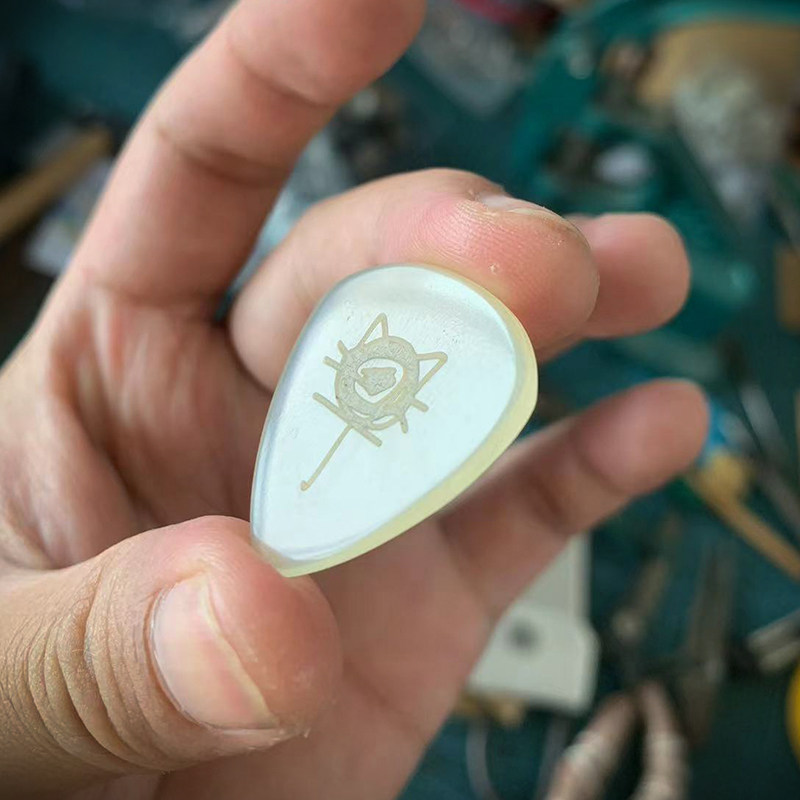 牛角骨吉他中阮柳琴拨片定制木料送人生日纪念日礼物定制刻字刻图