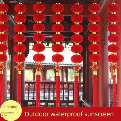 的新年和春节蜂拥小灯笼串挂红灯笼社区树户外防水婚礼新房