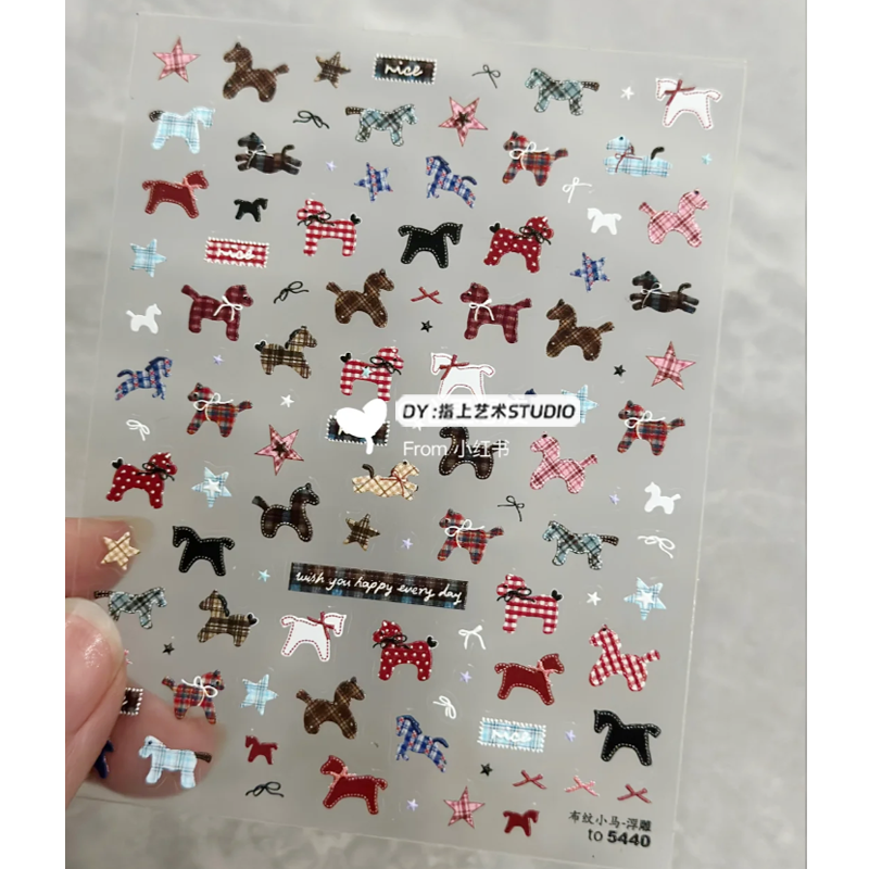 2026马年ins格子布纹小马美甲贴纸可爱浮雕立体指甲装饰贴纸,彩妆/香水/美妆工具,指甲装饰,淘宝优惠券,粉丝福利购,淘宝优惠卷
