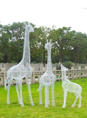 不锈钢镂空长颈鹿雕塑铁艺仿真动物摆件大型发光园林景观装饰摆件