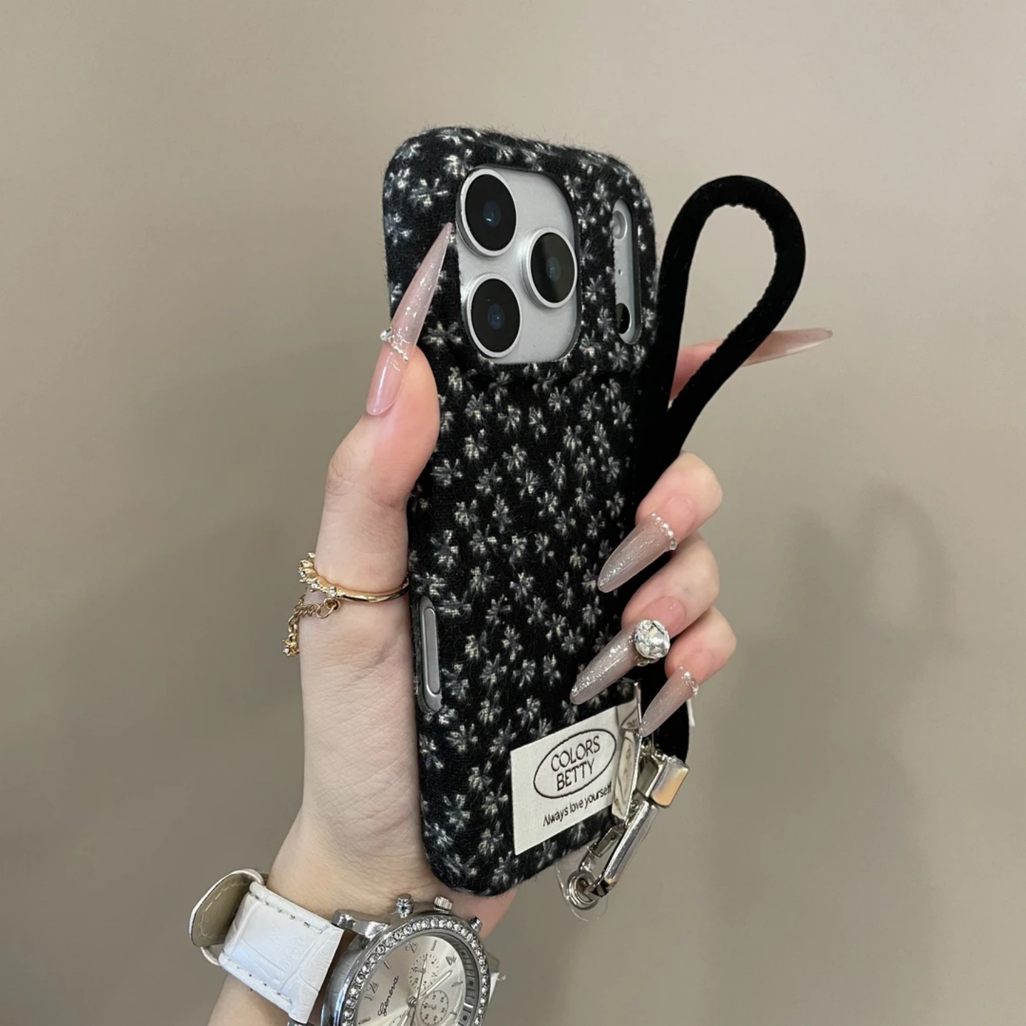 秋冬复古风绒布小碎花手绳适用苹果iPhone17promax手机壳16promax韩系15女款14新款13高级可可爱爱17哇塞简约