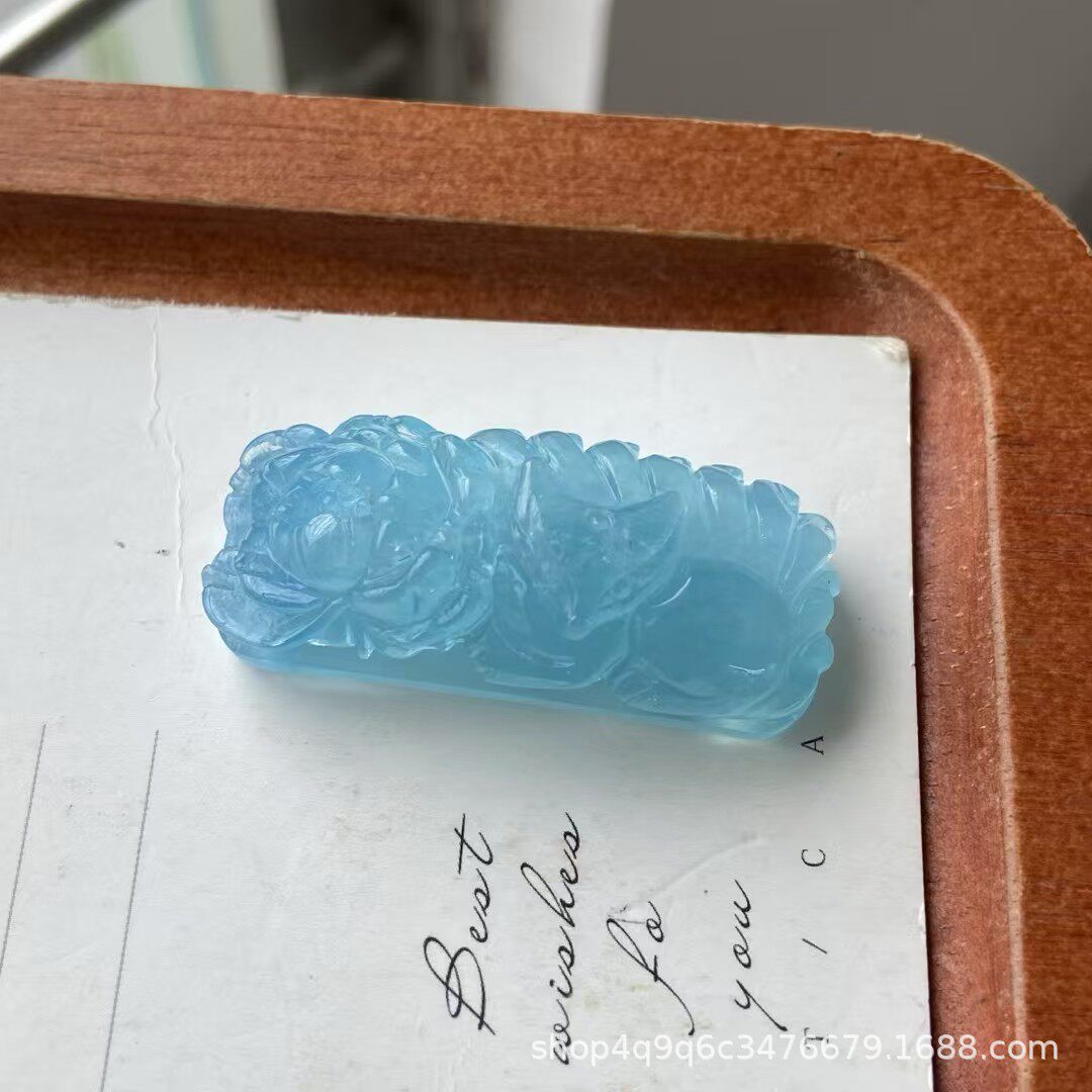 天然海蓝宝九尾狐手牌湖水蓝手牌配饰手工雕刻海蓝宝狐狸饰品批发