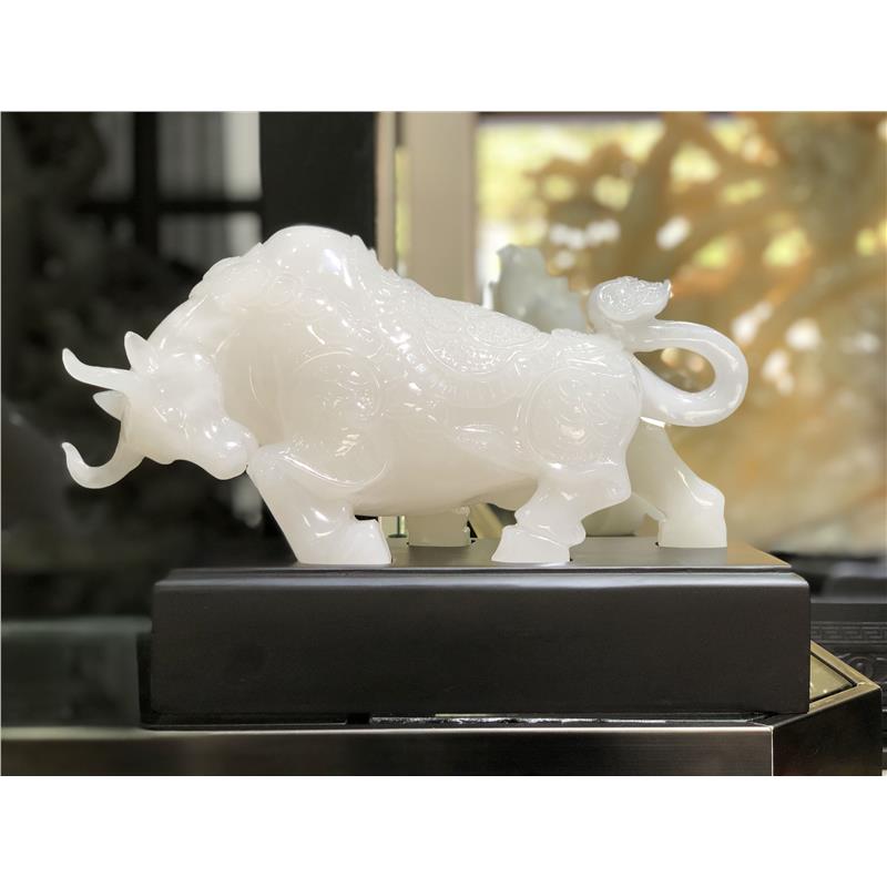 新款天然玉石摆件牛年气冲