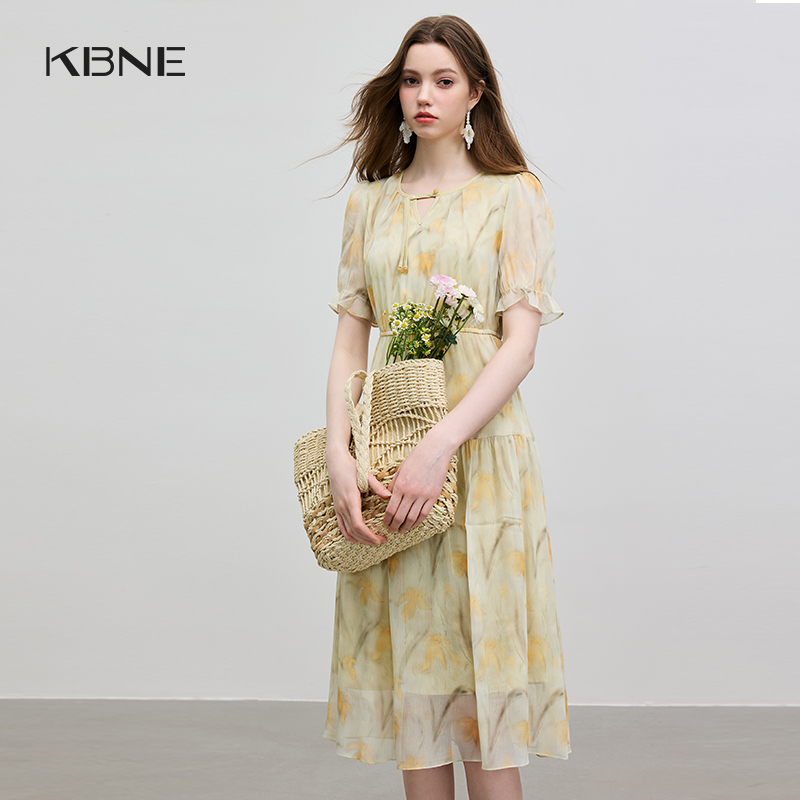 V领+印花+荷叶袖口边