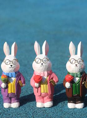 绅士兔子多巴胺玫瑰鲜花手工木雕桌面治愈摆件装饰品创意节日礼物