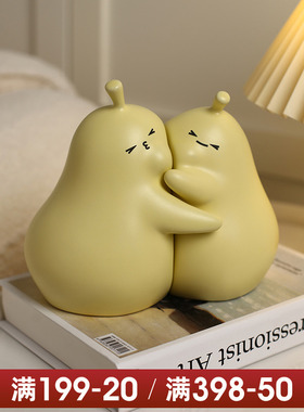 贝汉美可爱抱抱梨陶瓷书立书架摆件家居小装饰品客厅卧室酒柜桌面